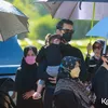 Chloe di Pemakaman Ayah Asmirandah