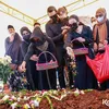 Chloe di Pemakaman Ayah Asmirandah