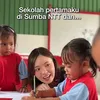 Erika Richardo Bersama Anak-anak SD