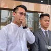 Eza Gionino Mengusap Air Mata
