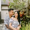 Foto Mesra Eza Gionino dan Istri