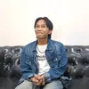 Fajar Sadboy Duduk di Sofa