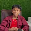 Fajar Sadboy pakai kaos merah