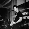 Menjadi bintang tamu bersama dengan band Dear9three