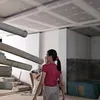 Sarwendah berjalan di bangunan rumah