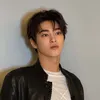 keonho pakai jaket kulit