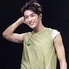 keonho senyum di panggung