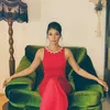 Shareefa Daanish duduk di sofa hijau