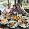 Farida Nurhan Makan Bareng Anak dan Cucu