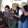 Febby Rastanty Tiup Lilin di Pengungsian