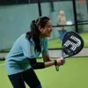 Fera Feriska bermain padel dengan penuh semangat.
