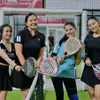 Fera Feriska bermain padel dengan sahabat.