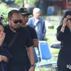 Bunga Zainal menangis di pemakaman