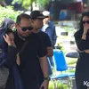 Bunga Zainal pakai baju serba hitam di pemakaman ayah