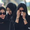 Bunga Zainal mengusap air mata pakai tisu