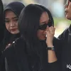 Bunga Zainal pakai kacamata hitam