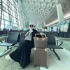 Fitri Carlina duduk di bandara
