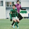 Pratama Arhan berduel dengan lawan saat membela Tokyo Verdy.