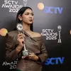 Flavio angkat piala SCTV Awards 2025