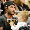 Harper Beckham Pakai Dot Bayi