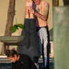 Dua Lipa &amp; Anwar Hadid Mesra di Miami