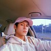 Masih foto selfie di dalam mobil, kali ini Antonio Blanco Jr pamerkan gaya boyfriend look, pakai jaket hoodie dan topi baseball pink.