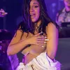 Bencana Fashion Artis Hollywood: Gigi Hadid - Cardi B