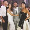 Eva Longoria dan Jose Basten - Eva Longoria menikahi Jose Basten Acapulco, Meksiko. Pada sebuah postingan Instagram, Eva menulis ＂Di taman kami, disekelilingi oleh orang-orang terkasih, Pepe dan saya mengikat janji!＂