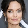 Tampil anggun, Angelina Jolie pun muncul dengan riasan cat eye yang sangat natural yang dipadukan dengan lip gloss nude membuatnya terlihat fresh dan makin glamor.