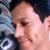 Foto Adam Jordan Bareng Burung Kesayangannya
