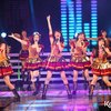 Pertama ada girl group JKT48 yang tampil enerjik dalam balutan kostum khas mereka. Dengan rok mengembang, para member ini terlihat menarik dalam balutan kostum warna merah dan emas itu.