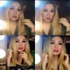 Penyanyi Cantik di Backstage