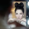 Penyanyi Cantik di Backstage