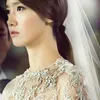 Aktris pakai gaun pengantin bercadar