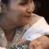Foto Baby Ameena Dicium dan Dipeluk Sayang Oleh Nenek Buyut