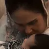 Foto Baby Ameena Dicium dan Dipeluk Sayang Oleh Nenek Buyut