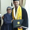 Mike Lucock dapat gelar sarjana