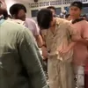 Foto Dikta Terlihat Berjalan Kesakitan Sampai Jatuh Terduduk