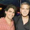 Dalam foto ini, George Clooney seakan-akan sedang berpose bareng adiknya sendiri. Muda vs tua, dia tetap tampan dan gagah!