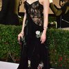 Siapa yang bakal terpesona saat melihat pesona kecantikan Emma Stone kala mengenakan floral dress yang seksi dan elegan ini? Kamu juga dong ya? ;)