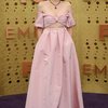 Sebenarnya Sarah Sutherland terlihat cute dengan gaun two piece berwarna pink ini, namun ia salah pilih bahan hingga memberikan kesan kaku yang jadul banget. Kalau menurut kamu?