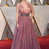 Scarlett Johansson bisa saja menjadi Best Dressed saat Oscar 2017. Namun, penampilannya benar-benar gagal total gara-gara belt dan aksesorisnya yang too much.