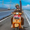 Foto Gaya Wika Salim Saat Naik Vespa