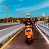 Foto Gaya Wika Salim Saat Naik Vespa