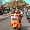 Foto Gaya Wika Salim Saat Naik Vespa
