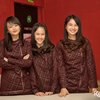 Don't forget to smile! Dengan pose tersenyum lebar, tiga personel JKT48 ini memakai kostum dengan desain yang unik. Dengan warna coklat yang pekat, kostum ini membuat mereka semakin cool!
