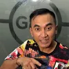 Rico Ceper pakai kaos warna-warni