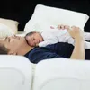 7 seleb ganteng gendong anak yang baru lahir