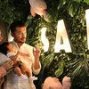 7 seleb ganteng gendong anak yang baru lahir