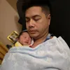 7 seleb ganteng gendong anak yang baru lahir